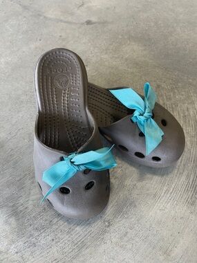 Crocs mules Woman's sandals bow stile Size W6